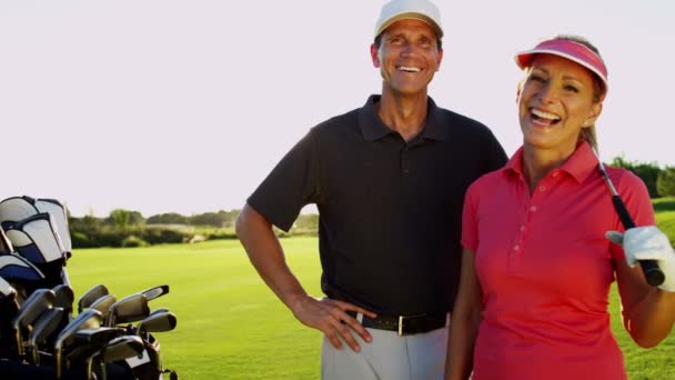 Male and female golf players on golf course — Stock Video