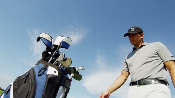 Jogador de golfe profissional durante o treinamento — Vídeo de Stock