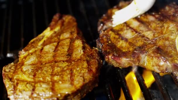 Rundvlees steaks op grill — Stockvideo