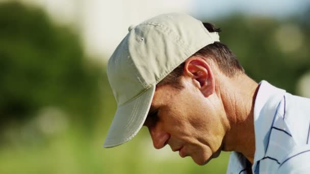 Jogador de golfe masculino jogando golfe — Vídeo de Stock