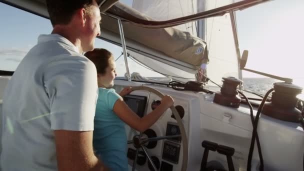 Tochter und Vater segeln auf Luxusjacht — Stockvideo