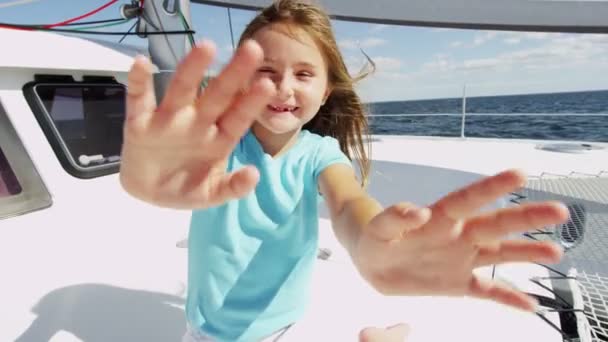 Kleines Mädchen auf Luxusjacht im Ozean — Stockvideo