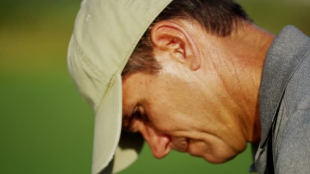 Eğitim sırasında profesyonel golf oyuncu — Stok video