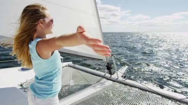 Ung flicka på lyxyacht i havet — Stockvideo