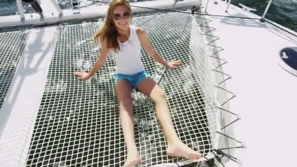 高級ヨット上で楽しんで若い女の子 — ストック動画