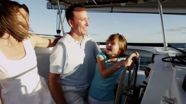 Famille avec fille naviguant sur yacht de luxe — Video