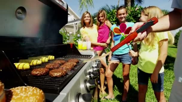 Părinți cu fiice grătar carne grătar — Videoclip de stoc