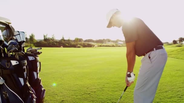 Golf player with golf clubs outdoors — Stock Video