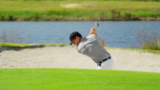 トレーニング中にプロのゴルフ選手 — ストック動画