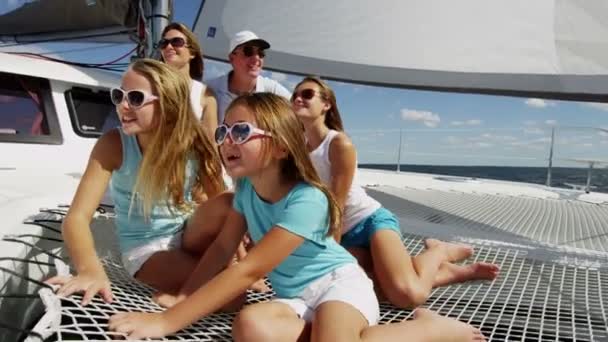 Famiglia con bambini che navigano su yacht di lusso — Video Stock