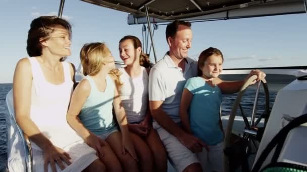 Familia con niños navegando en yate de lujo — Vídeos de Stock