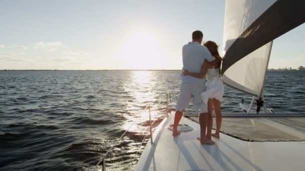 Casal jovem Vela em iate de luxo — Vídeo de Stock