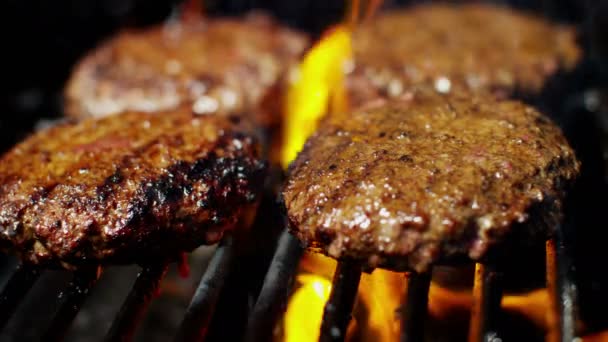 Burgeri de carne de vită pe grătar de flacără — Videoclip de stoc
