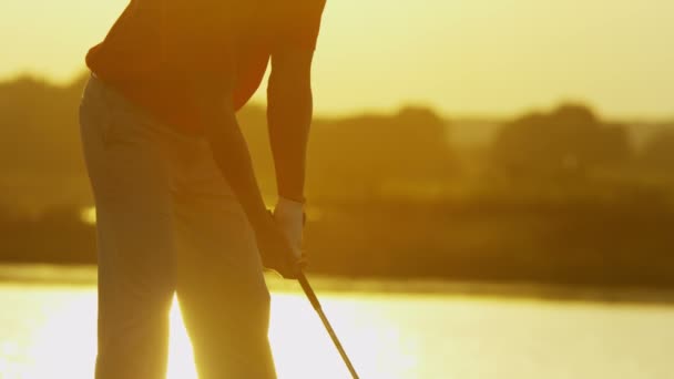 Erkek golf oyuncu golf oynamak — Stok video