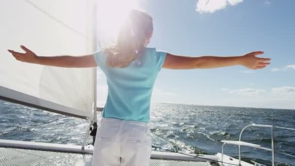 Petite fille sur yacht de luxe dans l'océan — Video