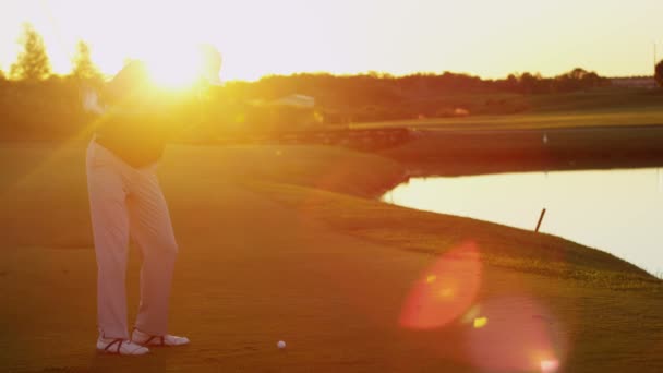 Professionele golfspeler golfen — Stockvideo