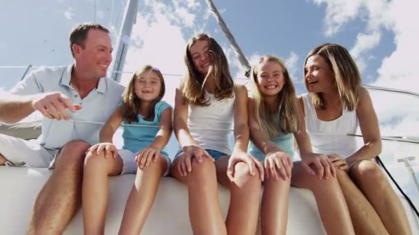 Familj med barn segling på lyxyacht — Stockvideo