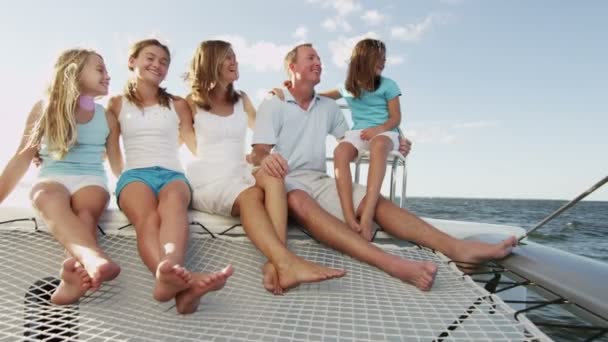 Familj med barn segling på lyxyacht — Stockvideo