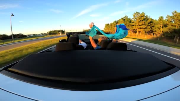 Casal dirigindo em carro cabriolet luxo — Vídeo de Stock