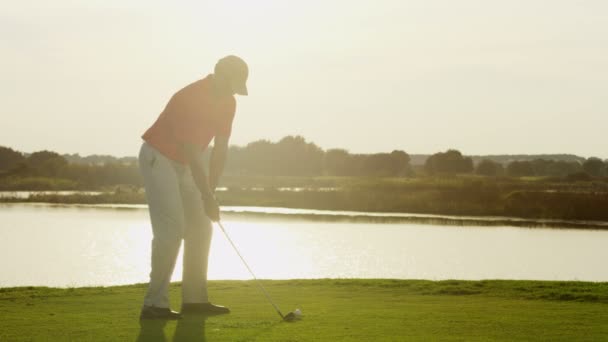 Joueur de golf masculin jouant au golf — Video
