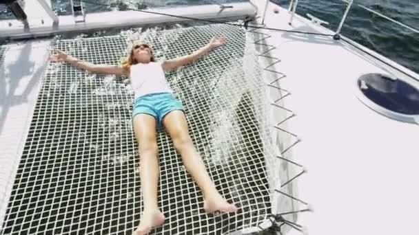 Молодая девушка развлекается на роскошной яхте — стоковое видео