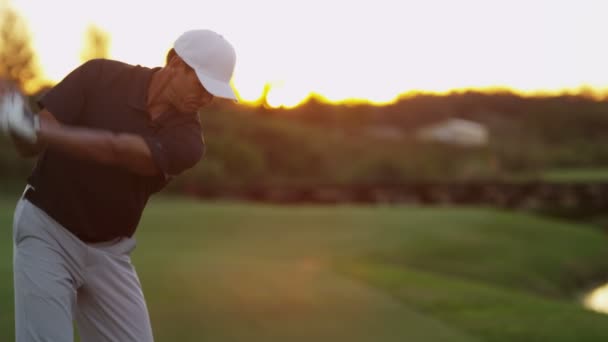 Jugador de golf profesional jugando al golf — Vídeos de Stock