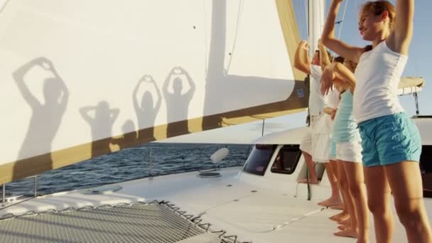 Famille Jouer avec des silhouettes sur yacht de luxe — Video