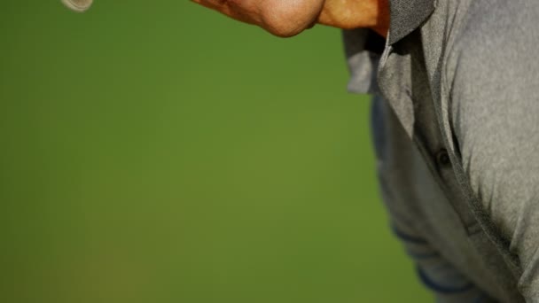 Jugador de golf profesional durante el entrenamiento — Vídeos de Stock