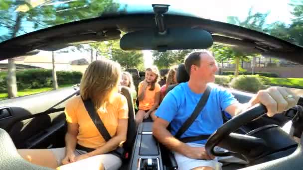 Οικογένεια Πηγαίνοντας για διακοπές σε μετατρέψιμο αυτοκίνητο — Αρχείο Βίντεο