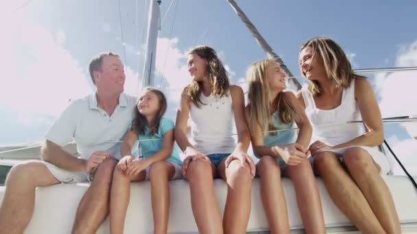 Famille avec enfants naviguant sur yacht de luxe — Video