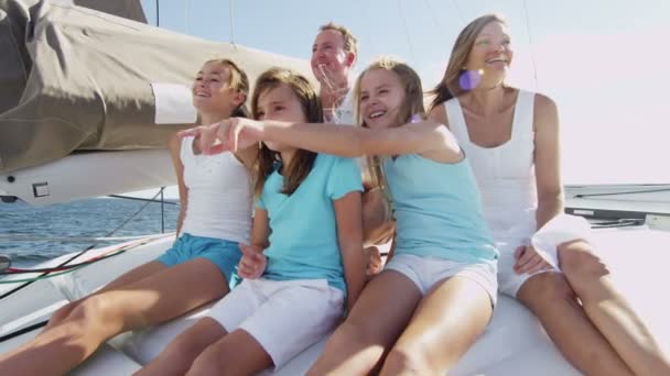 家庭及儿童在豪华游艇上航行 — 图库视频影像
