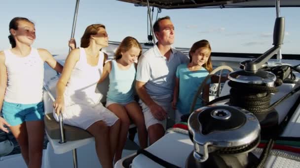 Famiglia con bambini che navigano su yacht di lusso — Video Stock