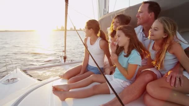 लक्जरी नौका पर नौकायन बच्चों के साथ परिवार — स्टॉक वीडियो