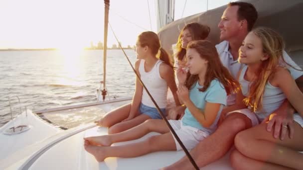 Famille avec enfants naviguant sur yacht de luxe — Video