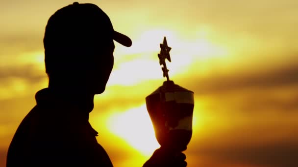 Silhueta de jogador de golfe profissional com troféu — Vídeo de Stock