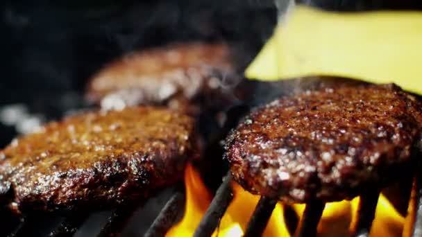 Hamburguesas frescas de carne picada a la parrilla — Vídeos de Stock