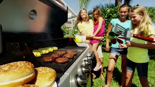 Padres con hijas asar carne barbacoa — Vídeos de Stock