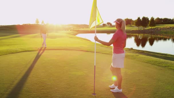 Mann und Frau spielen Golf — Stockvideo