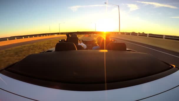 Casal dirigindo em carro cabriolet luxo — Vídeo de Stock