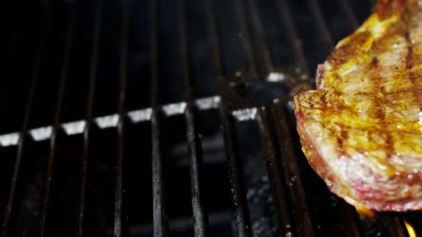 Rindersteaks auf dem Grill — Stockvideo