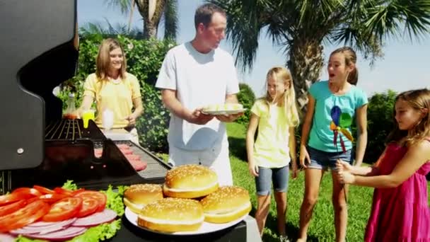 Eltern mit Töchtern grillen Grillfleisch — Stockvideo