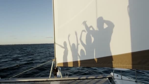 Famille Jouer avec des silhouettes sur yacht de luxe — Video