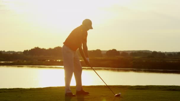 Giocatore di golf maschile giocare a golf — Video Stock