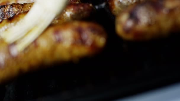Cârnați de carne la grătar pe BBQ — Videoclip de stoc