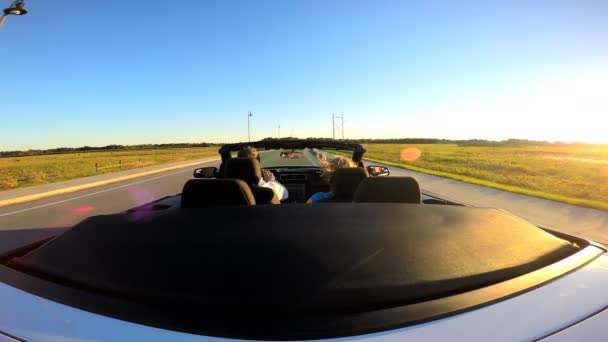 Couple conduisant en voiture cabriolet de luxe — Video