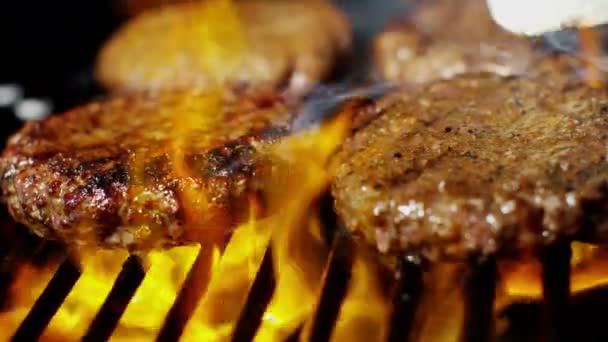 Vers rundergehakt hamburgers op grill — Stockvideo