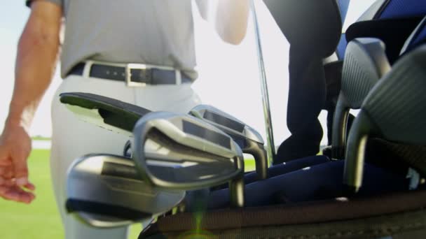 Professionell golf spelare under träning — Stockvideo