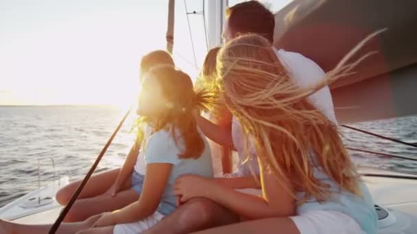 Famiglia con bambini che navigano su yacht di lusso — Video Stock