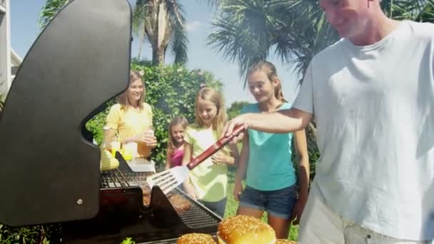 Eltern mit Töchtern grillen Grillfleisch — Stockvideo