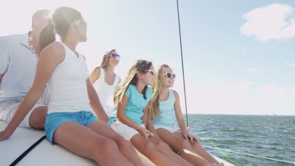 Lapsiperhe purjehtii luksusjahdilla — kuvapankkivideo